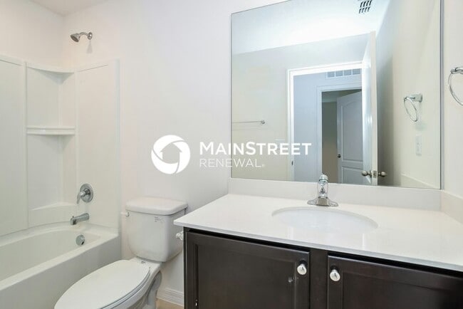 Building Photo - 4 Bedroom Pet-Friendly Home in Mascotte, FL with Main Street Renewal