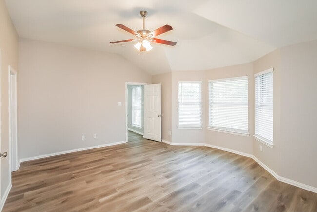 Building Photo - 924 Hemlock Trail