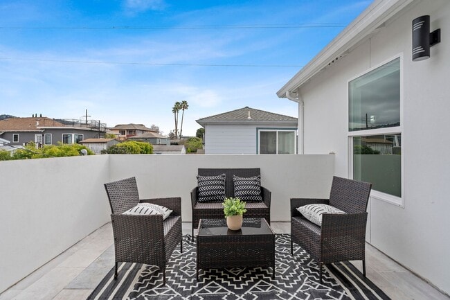 Building Photo - Stunning 4/3 in the Oakland Hills