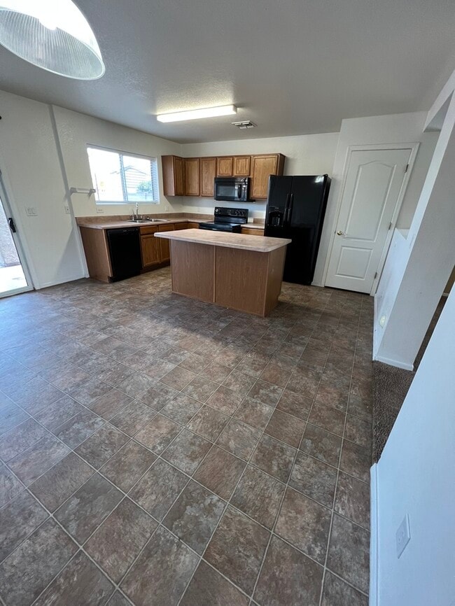 Building Photo - HOUSE FOR RENT