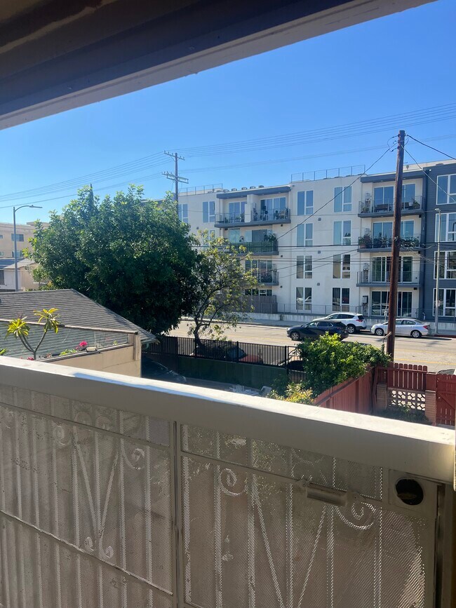 Building Photo - 5264 Cahuenga Blvd