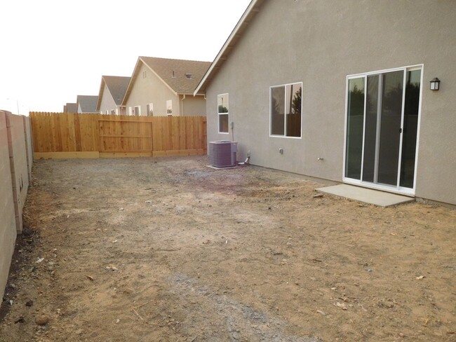 Building Photo - North Merced: $2400 4 Bedroom / 3 Bath Hou...