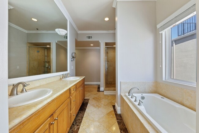 Building Photo - 11840 Dorothy St