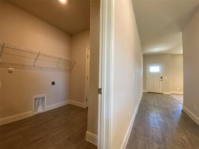 Building Photo - 716 Red Barn Bnd