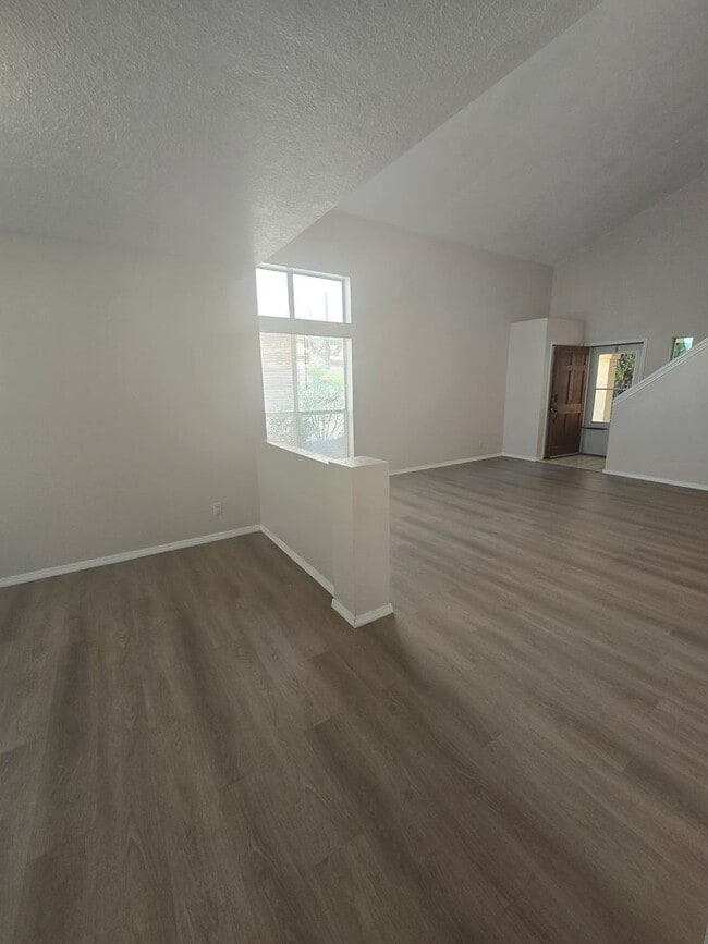 Building Photo - Beautiful 4 Bedroom 2 1/2 Bath Home in a Highly Desirable Neighborhood!