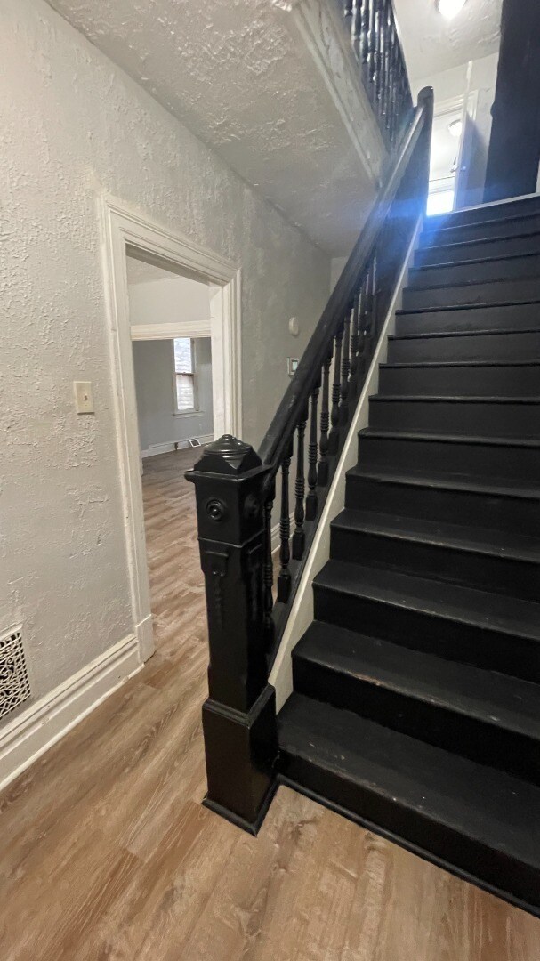 Building Photo - Spacious 4-Bedroom Home with 2 Full Bathrooms – Section 8 Approved and Ready for Move-In!