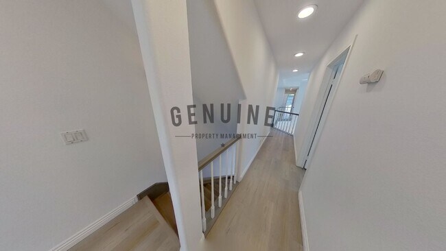 Building Photo - Beautiful 3BD 3.5BA Townhome in Newport Heights