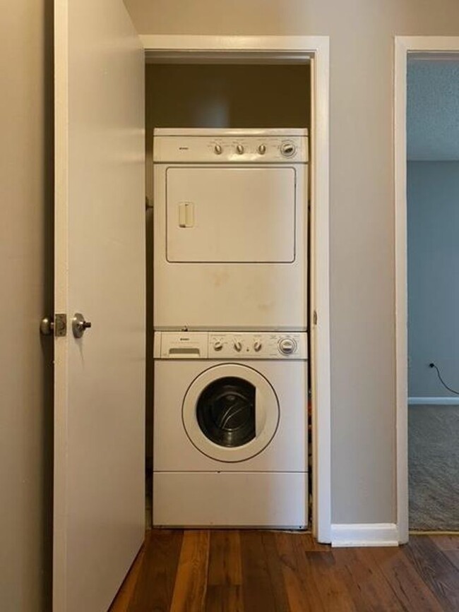 Building Photo - Avalon Townhomes - Washer & Dryer included!!