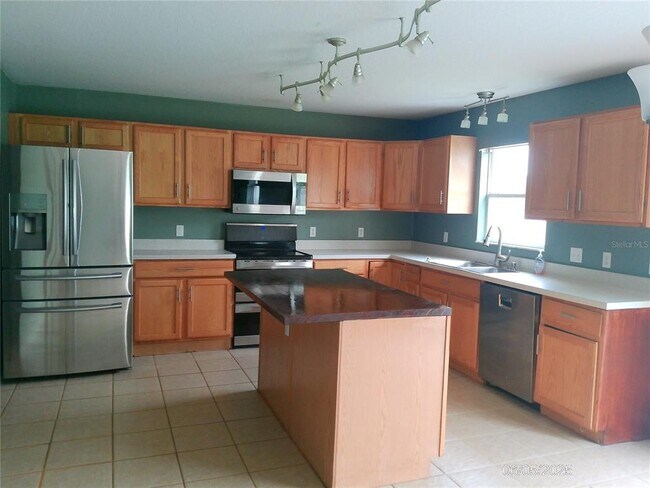 Building Photo - 200 Fish Hawk Dr