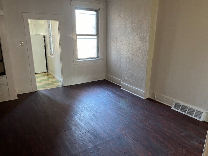 Building Photo - 1619 Lenz Ave