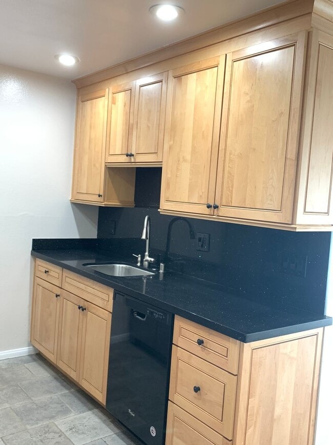 Building Photo - 2 Bedroom 2 Bath Condo with Pool and Hot T...