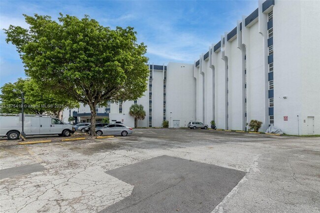 Building Photo - 9682 Fontainebleau Blvd