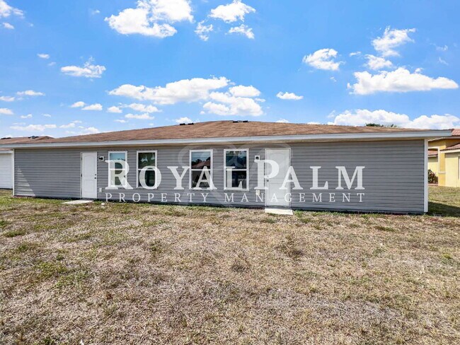 Building Photo - 4BR/2BA Duplex Living in Vistanna Villas + Washer & Dryer! — Space, Style, and Laundry Convenienc...