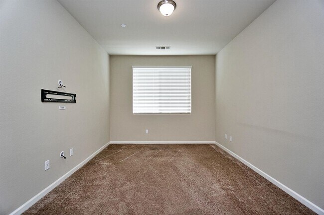 Building Photo - Beautiful 3/2.5 near Clovis East High School