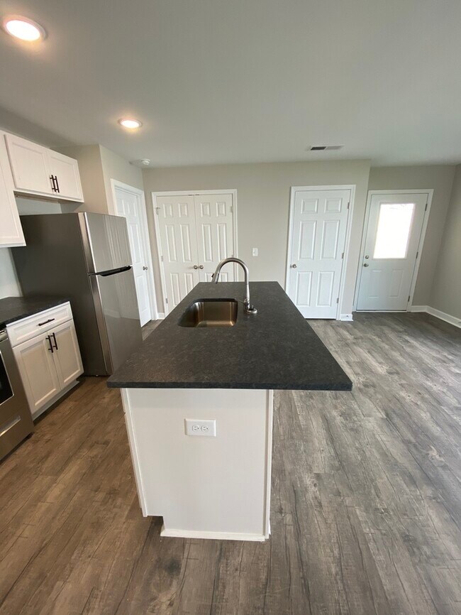 Building Photo - $500 OFF FIRST MONTHS RENT!