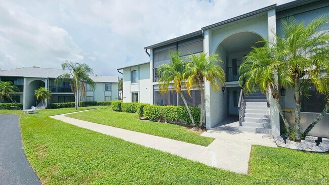 Building Photo - 1004 Green Pine Blvd