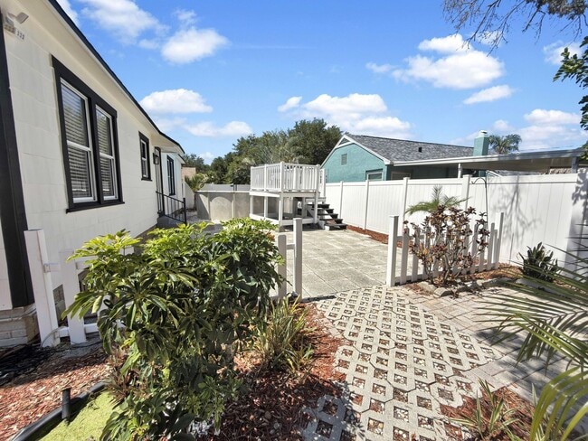 Building Photo - Recently Updated 3/2 with Pool and 2 Car Garage