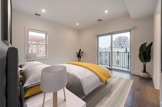 Building Photo - 290 Griffith St