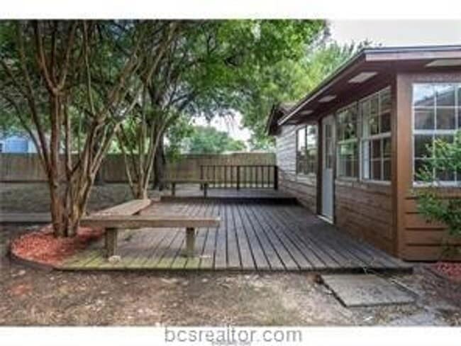 Building Photo - Updated 4 Bed, 2 Bath with Spacious Rooms!