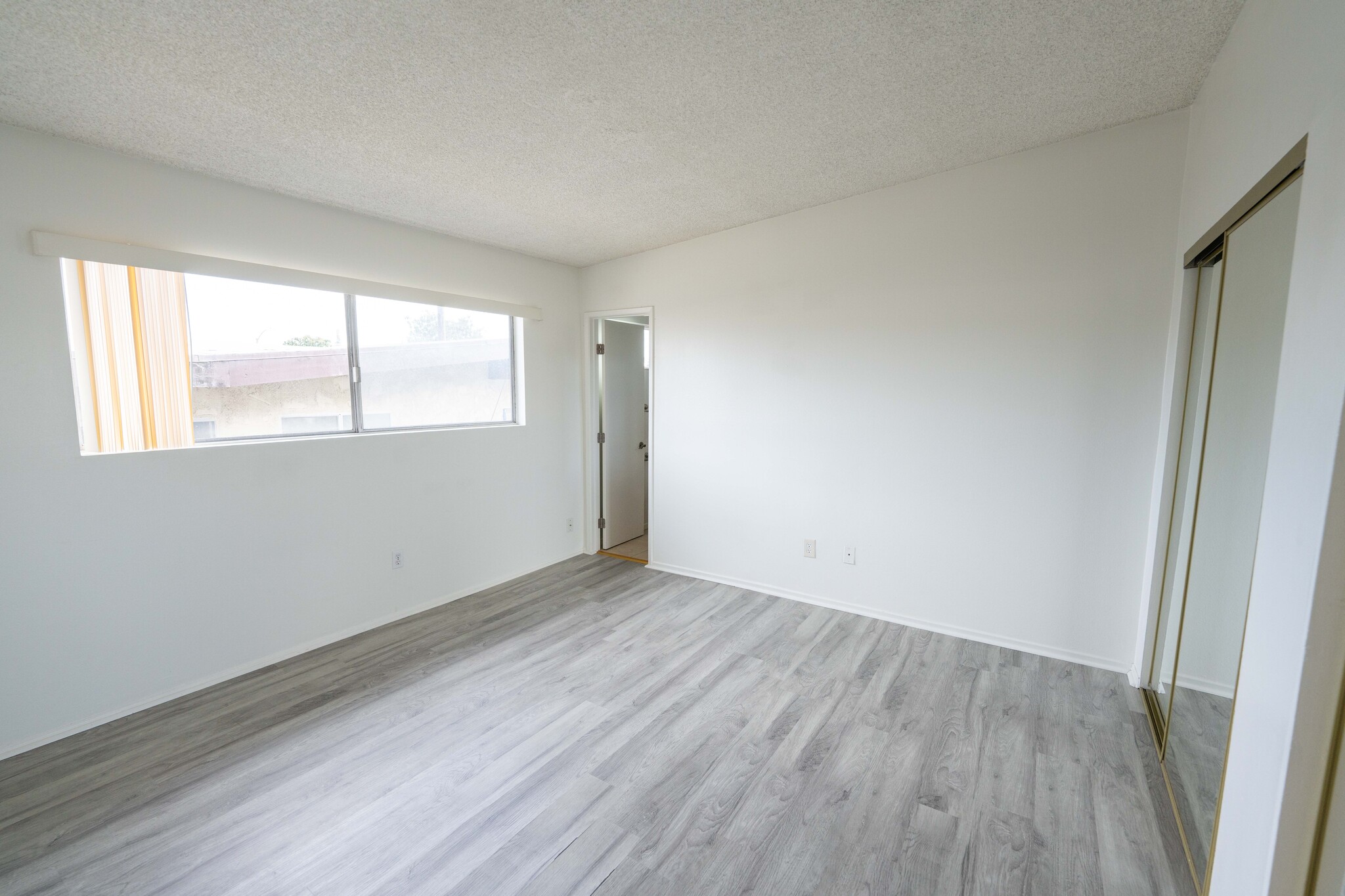 Building Photo - 702 N Paulina Ave
