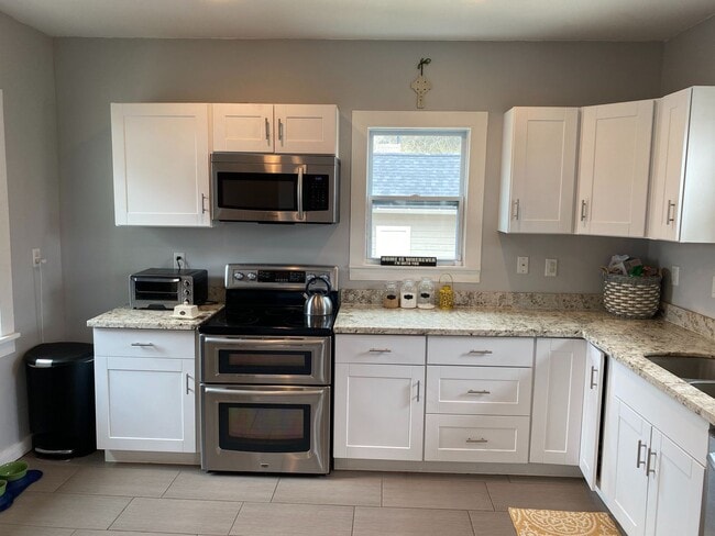 Building Photo - Single Family Home Available August 5th!