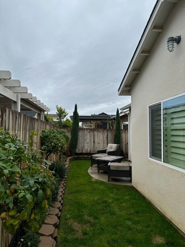 Building Photo - Charming and Elegant Home in Clovis District
