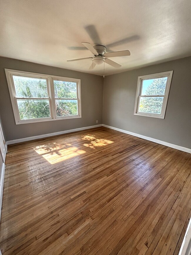 Building Photo - Spacious 2 bedroom Townhouse for rent!!