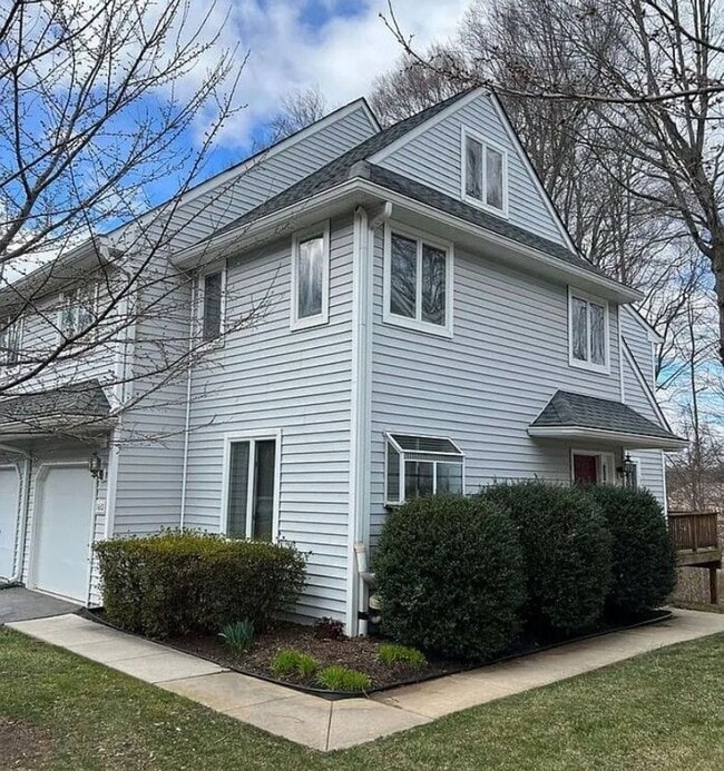 Building Photo - 2 Bedroom 2.5 bath End-Unit Orchard Valley Townhome in Kennett Square