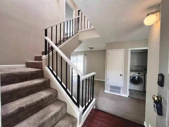 Building Photo - Charming 3-Bedroom Home in Desirable Rohne...