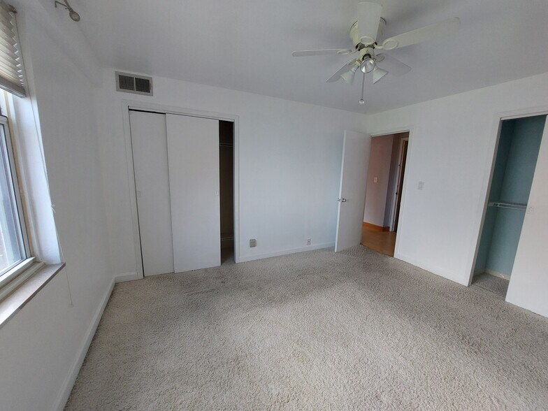 Building Photo - 11850 Edgewater Dr