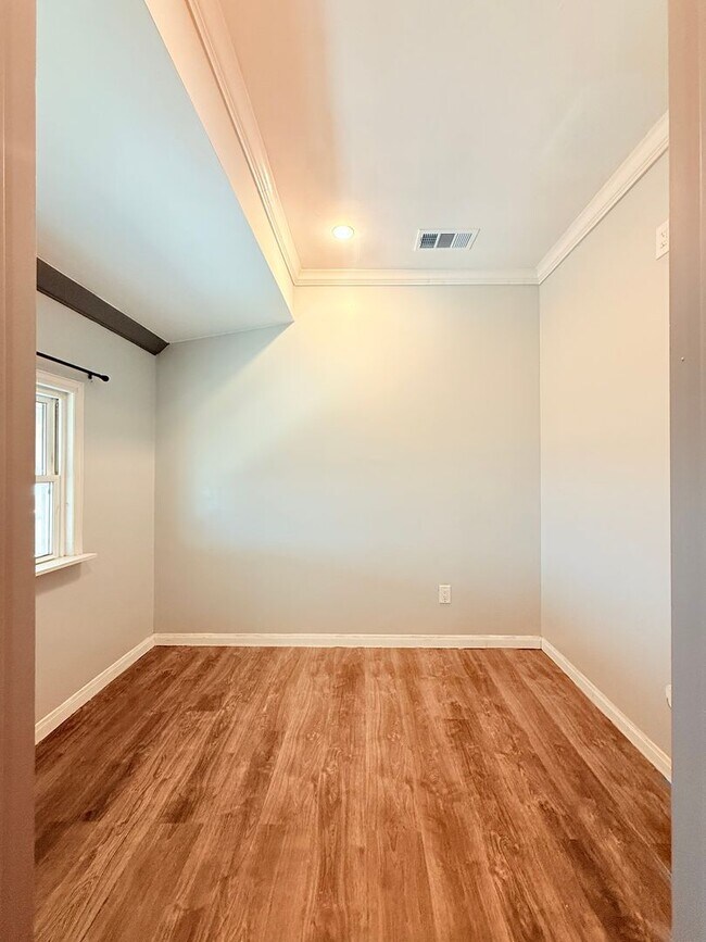 Building Photo - 941-941 Bayonne St