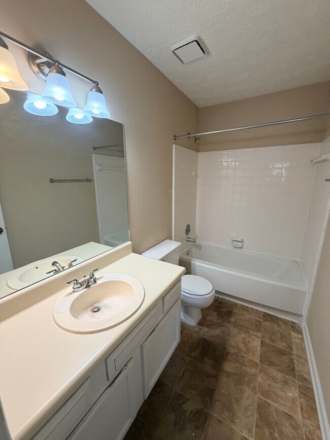 Building Photo - Charming Townhouse in East Cobb!