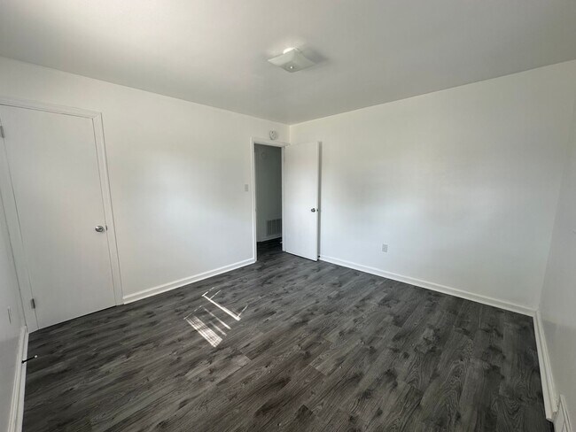 Building Photo - One Level Brick House Near University of L...