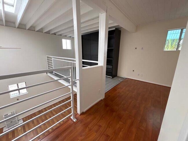 Building Photo - 915 Broadway St