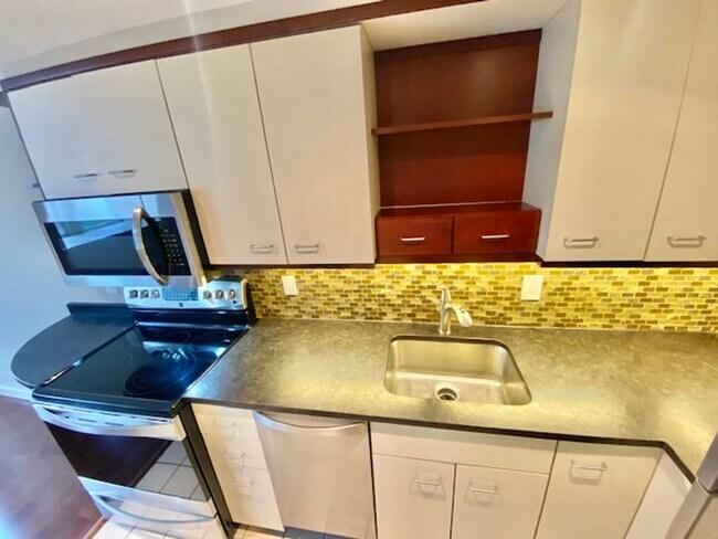 Building Photo - Dupont - West End Fabulous studio with decorative Fireplace & W/D