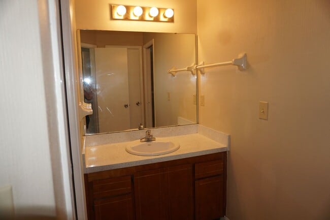 Building Photo - 3 bedroom/2 bathroom townhome