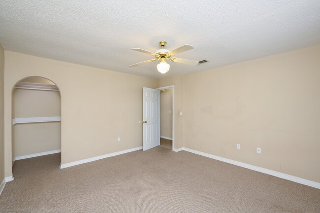 Building Photo - 4863 Kensington Ln
