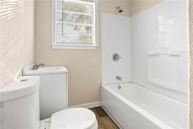 Building Photo - TWO BEDROOM ONE BATH UP FRONT WITH BACK APARTMENT