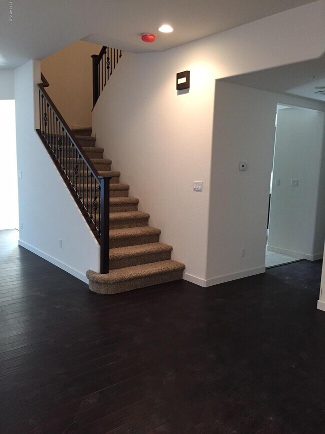 Building Photo - 1502 E Dunlap Ave