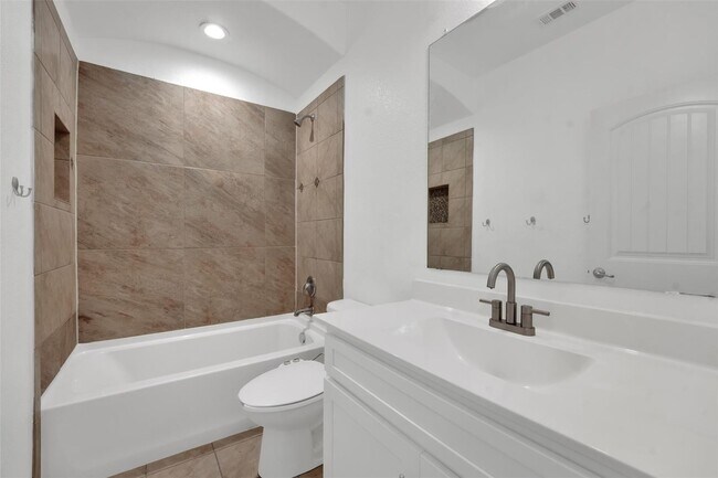 Building Photo - MOVE-IN SPECIAL! Enjoy $500 OFF your first full month’s rent when you move in on or before August...