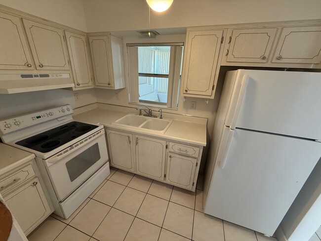 Building Photo - 6805 NW 75th Dr