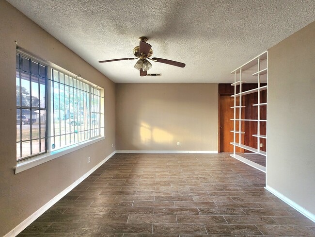 Building Photo - 13001 Knollcrest St