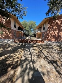 Building Photo - 210 N Vandeveer St