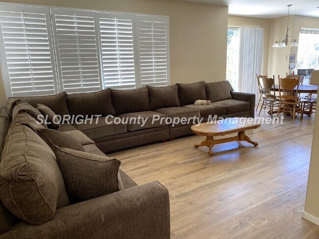 Building Photo - AVAILABLE AUGUST - Beautiful Large 2 Story Home - 5 Bedroom / 3 Bathroom