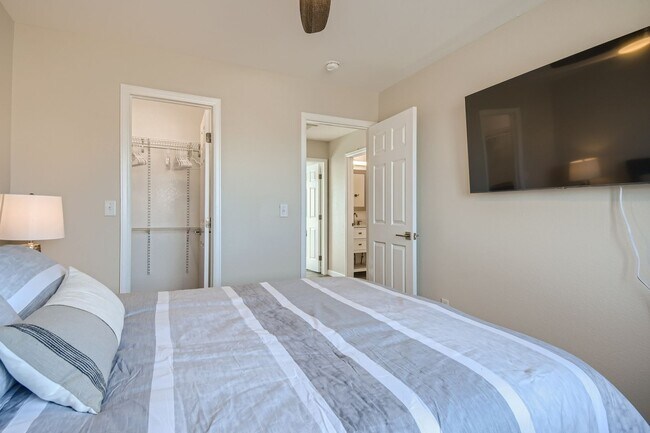 Building Photo - Lovely 3 BDR/3BA Home - 20 Minutes to Denver