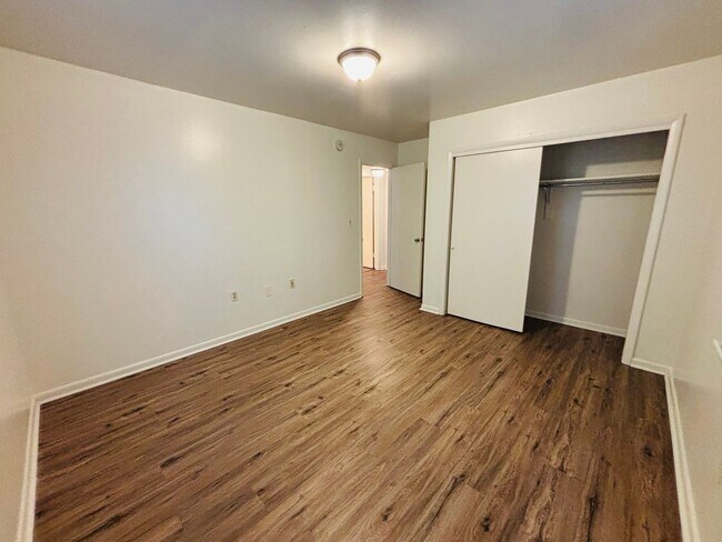 Building Photo - 2 Bedroom 1 Bathroom Condo