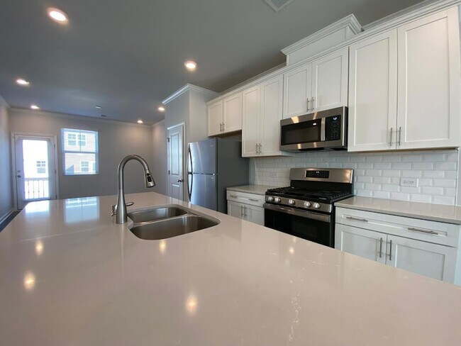 Building Photo - 702 Gimari Dr