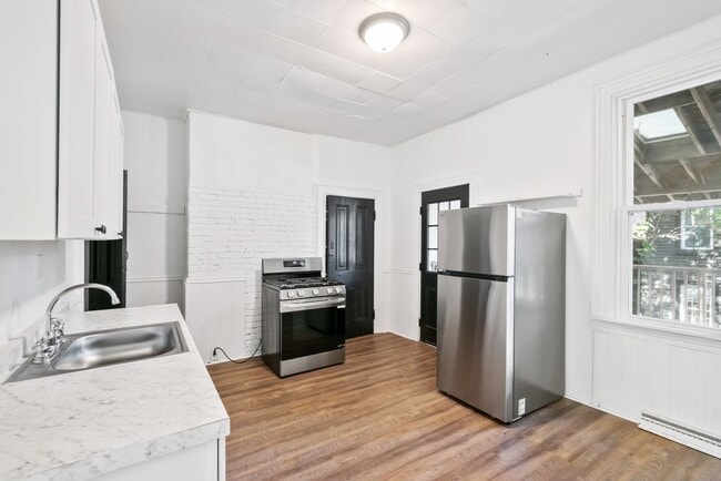Building Photo - 2 bed 1 bath - great location, spacious, l...