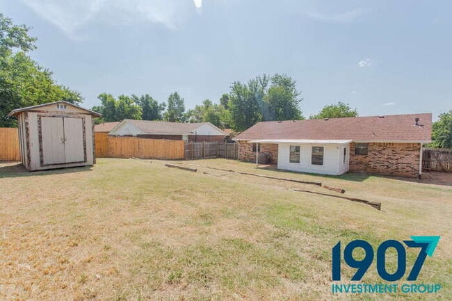 Building Photo - Spacious 5-Bedroom Home in Moore with Rece...