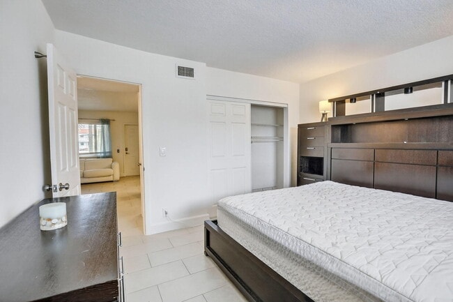 Building Photo - 581 Blue Heron Dr